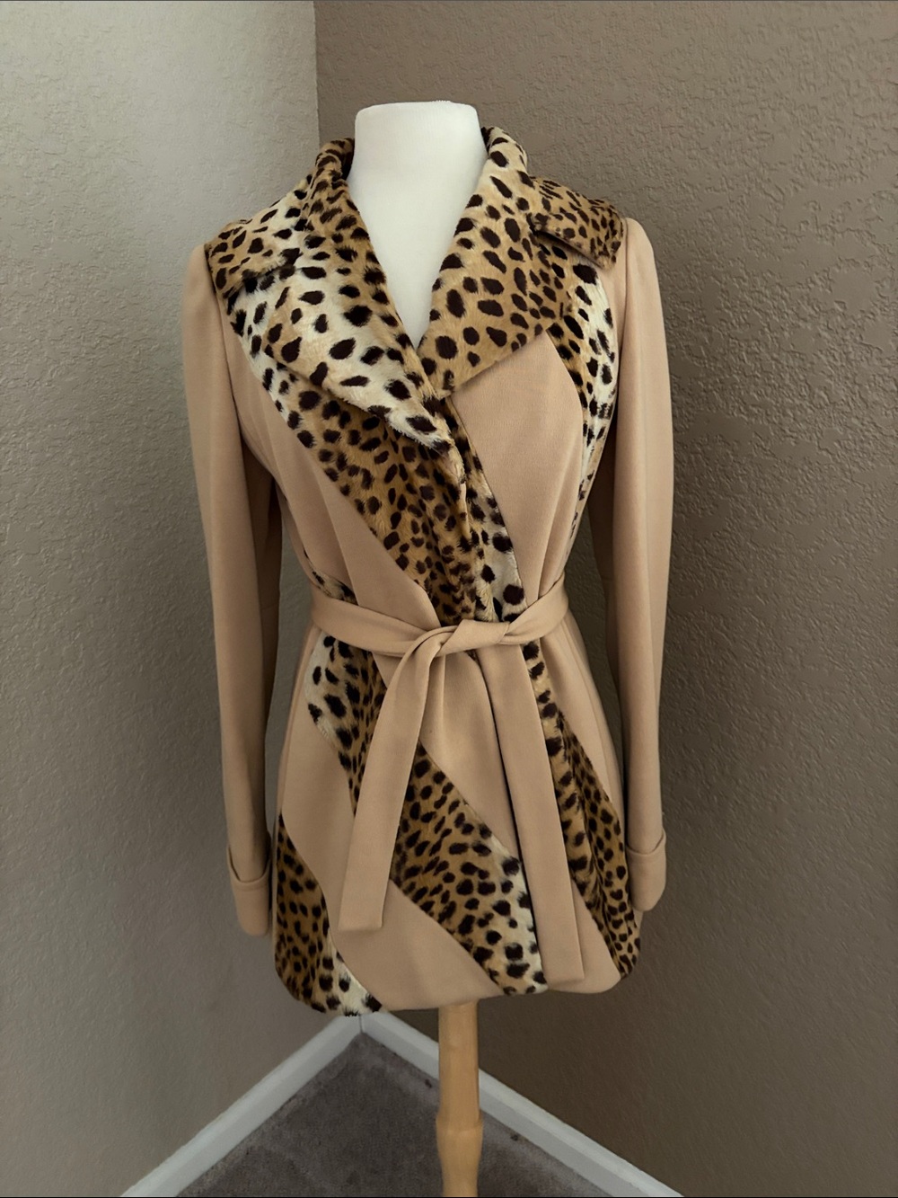 Lilli Ann San Fran/Paris Vintage Beige Coat w/Leopard Faux fur trim size M RARE